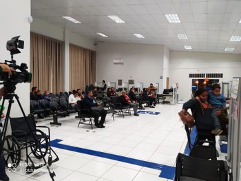 Banner dividido em duas partes, uma “antes” e outra “depois”. Na primeira imagem, as cadeiras da...