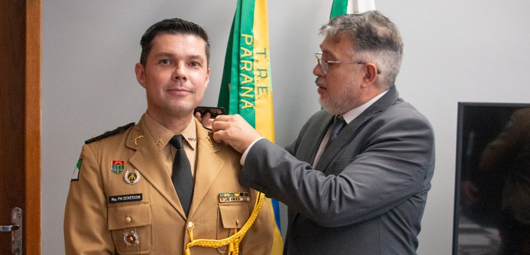 Chefe da Assessoria Militar do TRE-PR é promovido 2 Fabio Deiverson Ribeiro recebendo a divisa de major do presidente Coimbra de Moura.