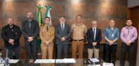 Presidente, diretor-geral e membros da Assessoria Militar do TRE-PR após cerimônia em honra ao m...