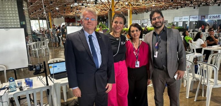 Cidadania Plena atende eleitores na rodoviária de Maringá até este sábado (25) Fotografia em que são vistos dois homens, nas pontas, e duas mulheres, ao centro, posando em pé ...