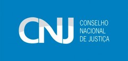 Imagem que retrata a marca gráfica do Conselho Nacional de Justiça sobre um fundo azul-claro uni...