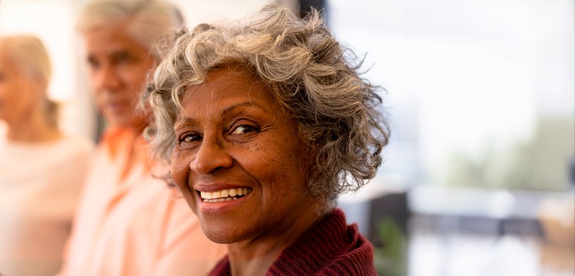 CNJ reconhece ações do TRE-PR sobre equidade racial e apoio à pessoa idosa Na imagem, vê-se uma senhora com a pele negra e cabelos grisalhos curtos. Ela está sorrindo, e v...