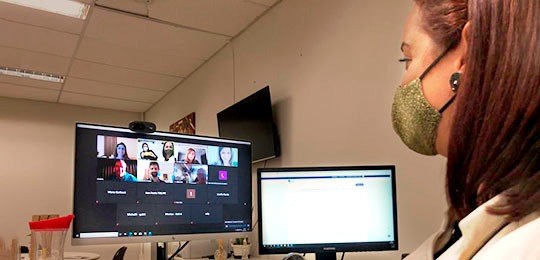 Cobertura das decisões da Corte do TRE-PR pela imprensa é tema de reunião Foto de servidora assitindo à reunião pela tela do computador