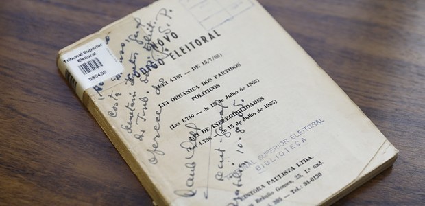 Código Eleitoral completa 60 anos Fotografia de um livro, em que se lê “Novo Código Eleitoral”. Abaixo, há outras informações da o...