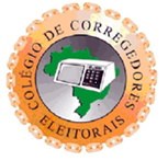 Na fotografia consta a logomarca do Colégio de Corregedores Eleitorais do Brasil: um círculo lar...