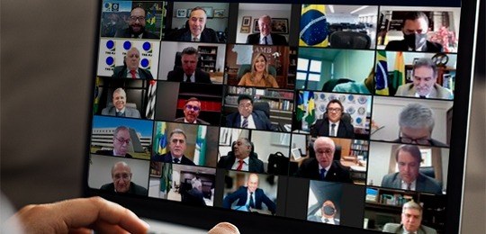 Colégio de Presidentes dos Regionais Eleitorais comemora o jubileu de prata da urna eletrônica Tela de notebook exibindo o evento online com os participantes