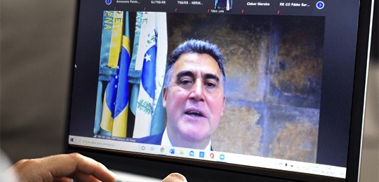 Imagem de um notebook exibindo o desembargador Tito Campos de Paula falando no evento on-line do...