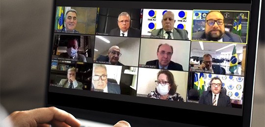 Imagem de um notebook exibindo o evento on-line. Na tela do notebook, há doze retângulos e em ca...