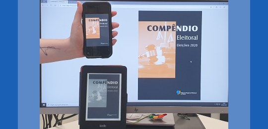 Compêndio TRE-PR Banner em fundo azul com uma tela de computador, uma tela de celular e uma tela de leitor digita...