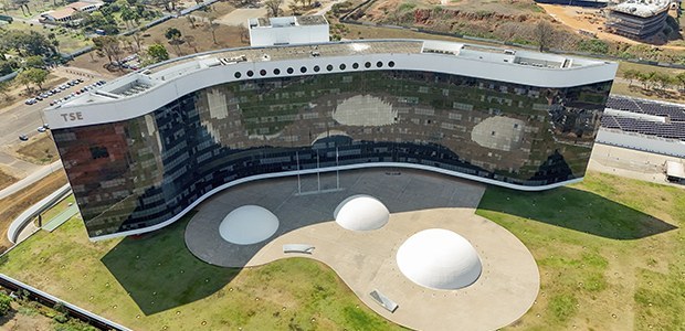 Concurso Unificado: resultado final para técnico judiciário é divulgado nesta segunda-feira (26) Fotografia, vista do alto, da fachada do TSE, que é predominantemente preta, envidraçada, em sua...