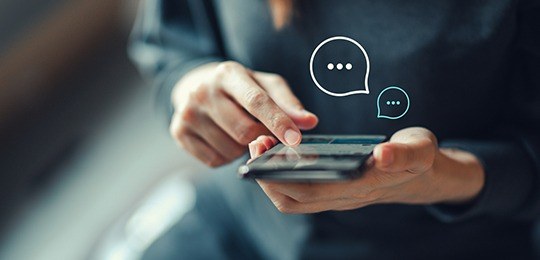 Imagem de pessoa digitando no celular