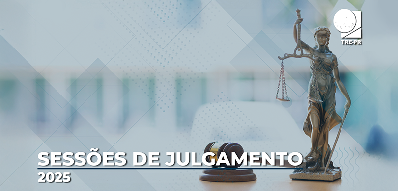 Confira o calendário de sessões de outubro de 2025 Fotografia de uma estátua da dama da Justiça ao lado de um malhete de madeira, com detalhes dour...