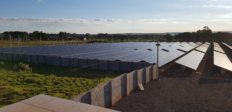 Conheça as ações de sustentabilidade do TRE-PR Fotografia que retrata uma ampla usina de energia solar instalada em uma área aberta. Em primeir...