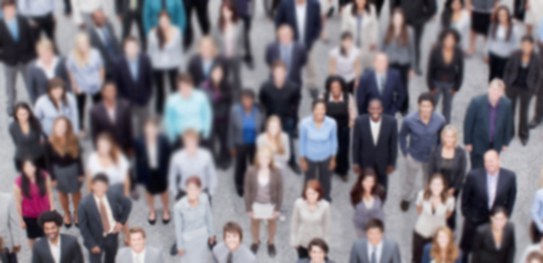 Conheça o caminho para a criação de partido político no Brasil Imagem de muitas pessoas em pé olhando para cima