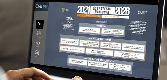 Fotografia de um computador exibindo o Painel de Indicadores de Desempenho da Estratégia Naciona...