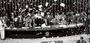 Em uma foto em preto e branco, observam-se membros da Assembleia Nacional Constituinte comemoran...