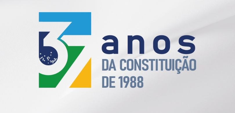 Banner com fundo azul-claro sobre o qual se vê, do lado esquerdo, um logotipo com as cores da ba...