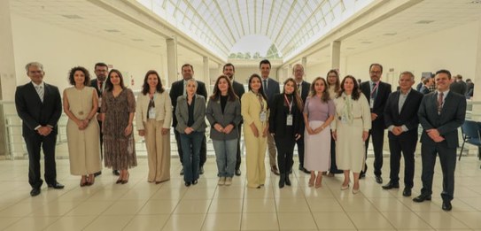 Fotografia em que as dirigentes e os dirigentes das Escolas Judiciárias posam no Fórum Eleitoral...
