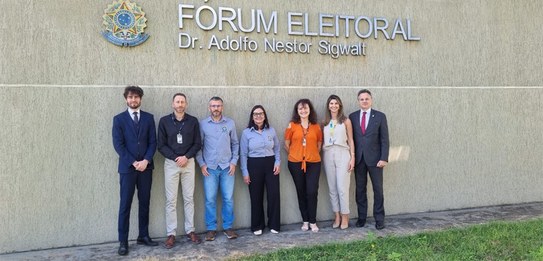 foto registrada em frente ao Fórum Eleitoral da Lapa. Servidoras e servidores estão posando para...
