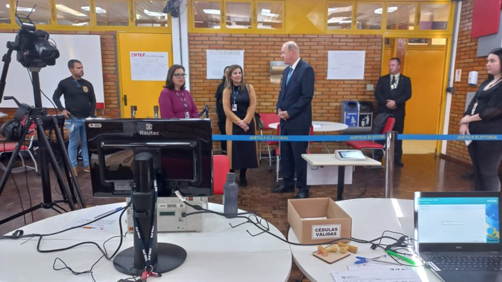 Fotografia de uma sala onde são realizadas auditorias no teste de integridade do projeto-piloto ...