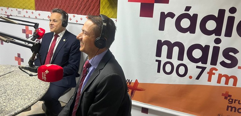 Corregedor regional eleitoral e juiz da 72ª ZE ministram palestra em Paranavaí 2 Fotografia de dois homens de terno escuro e gravata vermelha (o desembargador Luiz Osório Morae...