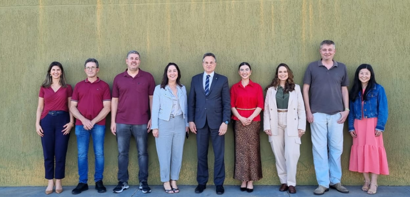 CRE-PR realiza inspeções em Campo Mourão, Pitanga, Teixeira Soares e Iretama Na imagem, veem-se 5 mulheres e 4 homens posando sorrindo, uns ao lado das outras. Todos estão c...