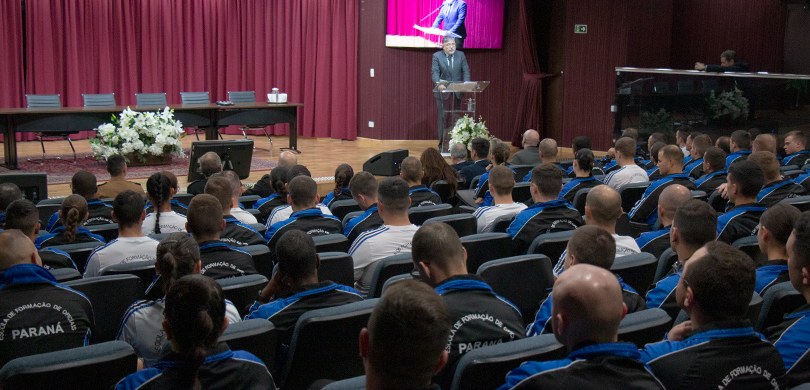 Presidente do TRE-PR, desembargador Wellington Emanuel Coimbra de Moura, discursa aos alunos do ...