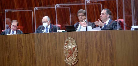 Quatro homens, ministros do Plenário do Tribunal Superior Eleitoral (TSE), durante a votação.