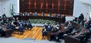 Fotografia do plenário do TRT-PR, com as mesas de autoridades organizadas em formato circular. A...
