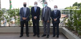 Fotografia de quatro magistrados. Eles vestem terno e gravata e, no rosto, máscaras cirúrgicas. ...