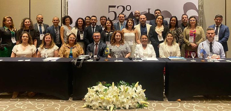Desembargador Fernando Bodziak participa da abertura do 52° Encontro do Colégio de Corregedores Eleitorais do Brasil 2 Fotografia de várias pessoas, entre homens e mulheres, posando sorrindo. Algumas delas aparecem ...