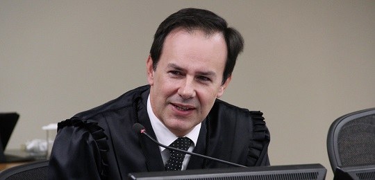 Fotografia do desembargador durante uma sessão da Corte