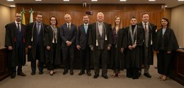Fotografia em que posam, na sala de sessões do TRE-PR, os atuais membros da Corte do ao lado os ...