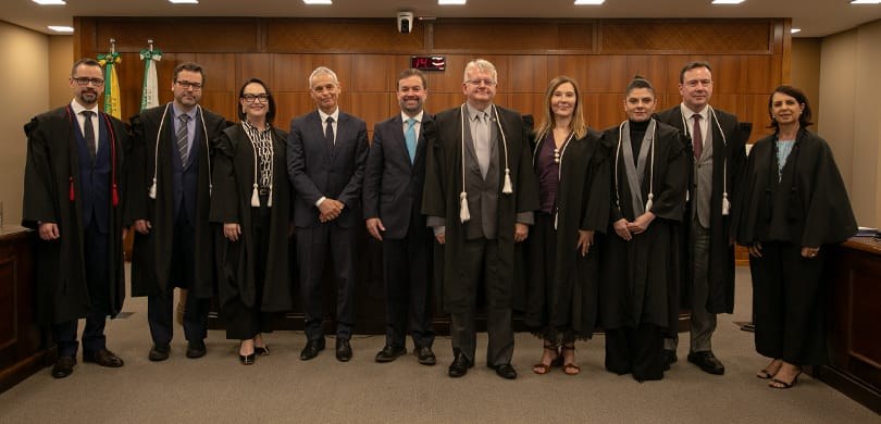 Fotografia em que posam, na sala de sessões do TRE-PR, os atuais membros da Corte do ao lado os ...