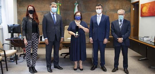 Desembargadora Ana Lúcia Lourenço recebe a Medalha de Mérito Comemorativa aos 10 anos do Colégio de Ouvidores da Justiça Eleitoral (COJE) Da esquerda para a direita na imagem, a doutora Flávia da Costa Viana; o desembargador Tito Camp...