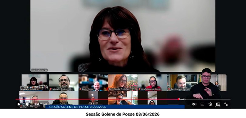 Fotografia da captura de tela de uma transmissão de vídeo de uma videoconferência institucional....