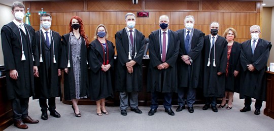 Dez pessoas, membros da Corte do TRE-PR, posando uma ao lado da outra para foto na sala de sessõ...