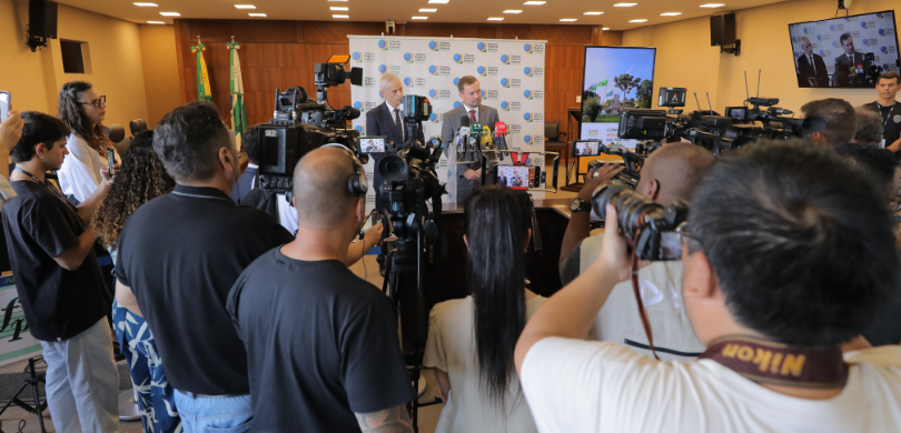 Dia do Jornalista: confira as ferramentas de comunicação do TRE-PR Fotografia em plano médio capturada a partir da perspectiva da plateia, em que se observa um gru...