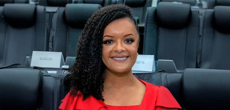 Dia Internacional da Mulher Negra Latino-Americana e Caribenha é comemorado nesta sexta-feira (25) 2 Fotografia da doutora Franciele Pereira do Nascimento sorrindo. Ela é uma mulher negra, com cabe...