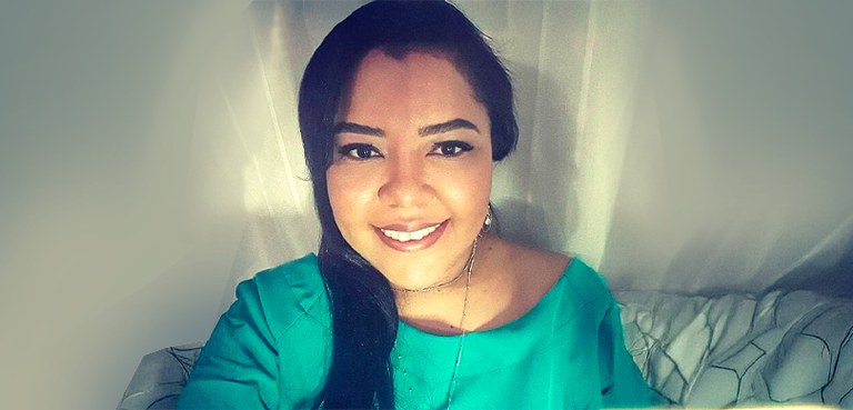 Dia Internacional da Mulher Negra Latino-Americana e Caribenha é comemorado nesta sexta-feira (25) 3 Fotografia, em estilo selfie, de Naianna sorrindo. Ela é uma mulher negra, com cabelos longos pr...