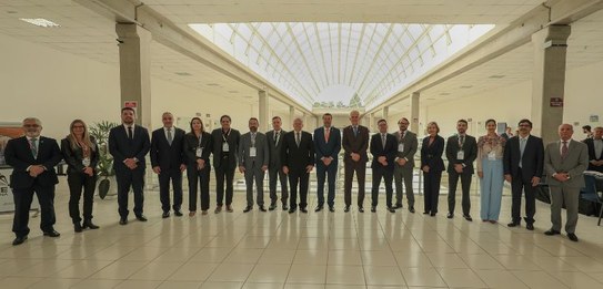 Fotografia em que as dirigentes e os dirigentes das Escolas Judiciárias posam no Fórum Eleitoral...