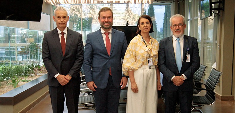 Doutor Valcir Mombach toma posse como novo diretor-geral do TRE-PR 1 Fotografia de três homens e uma mulher posando em pé, lado a lado, em um ambiente interno. Da es...
