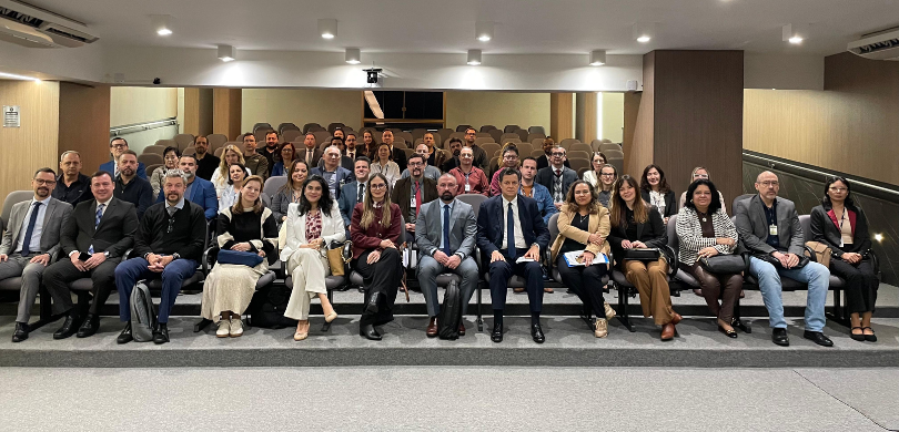 Fotografia de um grupo de aproximadamente quarenta pessoas, composto por homens e mulheres de di...