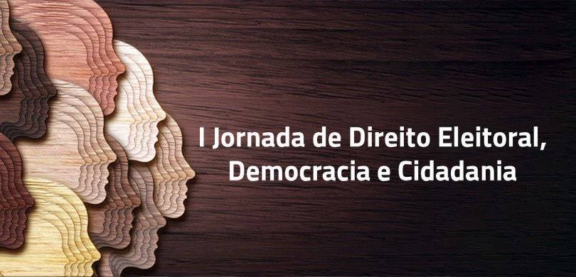 Banner em fundo marrom, com textura de madeira, escrito: I Jornada de Direito Eleitoral, Democra...