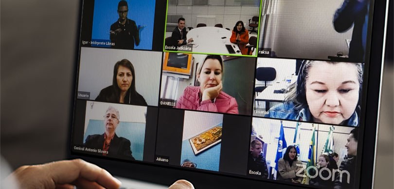 Fotografia da tela de um notebook durante uma videoconferência. É possível ver nove câmeras aber...