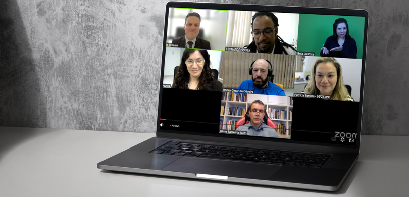 EJE-PR realiza evento de lançamento do projeto “Saber Eleitoral” Fotografia de um notebook transmitindo uma reunião por videoconferência. Na reunião, três mulher...