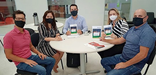 EJE-PR recebe visita de Câmara Municipal Foto de cinco pessoas sentadas ao redor de uma mesa redonda