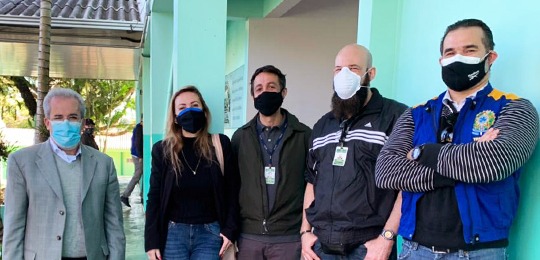 Servidores da Justiça Eleitoral em local de votação em Nova Prata do Iguaçu