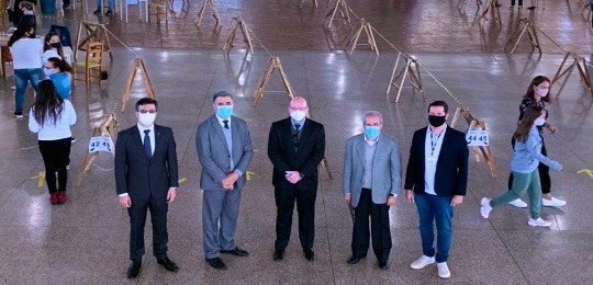 Foto de autoridades em um local de votação em Nova Prata do Iguaçu