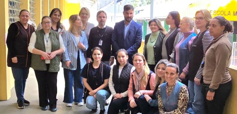 Eleições do projeto Eleitor do Futuro são realizadas nesta terça-feira (14) Foto em que se veem cinco mulheres ajoelhadas e dez em pé, e, entre elas, o secretário municipal...